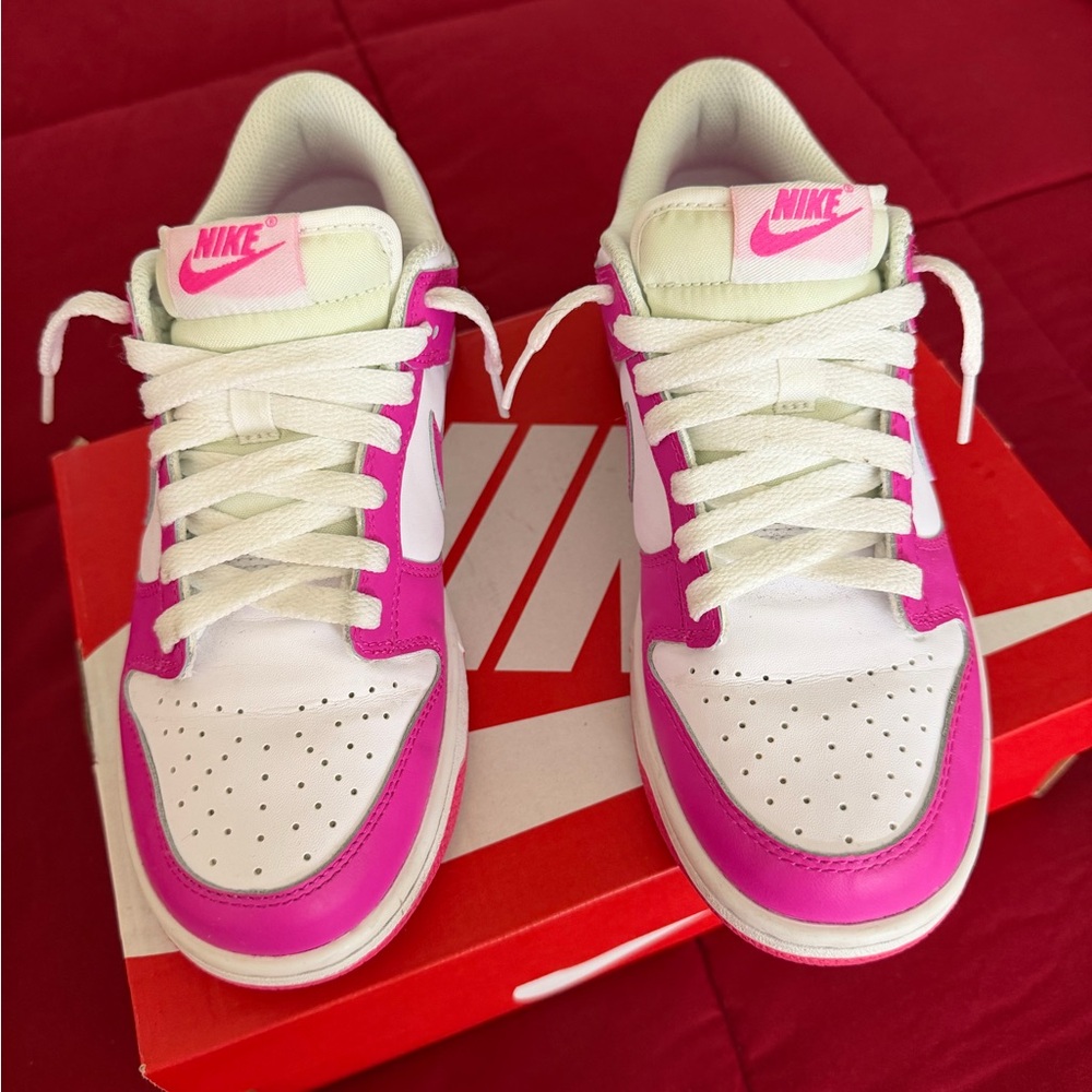 Nike Dunks Low Top Sneakers in White & Fuchsia Pink Big Kids Size 6